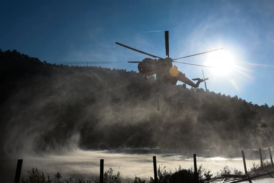 Φωτιά στην Αττική: Τραυματίστηκε πυροσβέστης στην Πάρνηθα -Σπεύδει ελικόπτερο